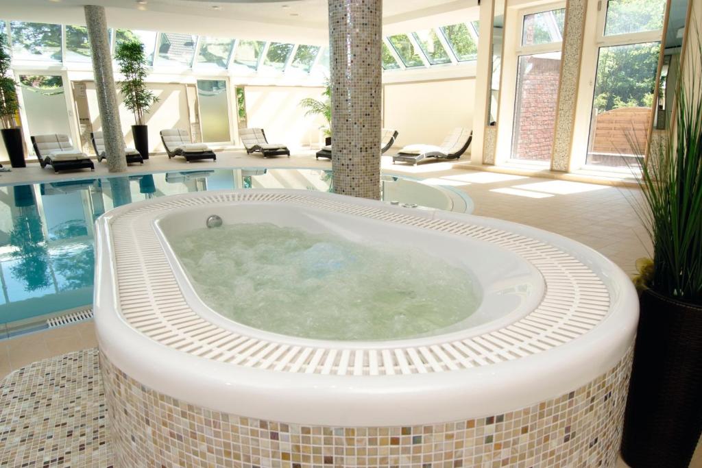 Bazén v ubytování Das Schokoladenhotel nebo v jeho okolí