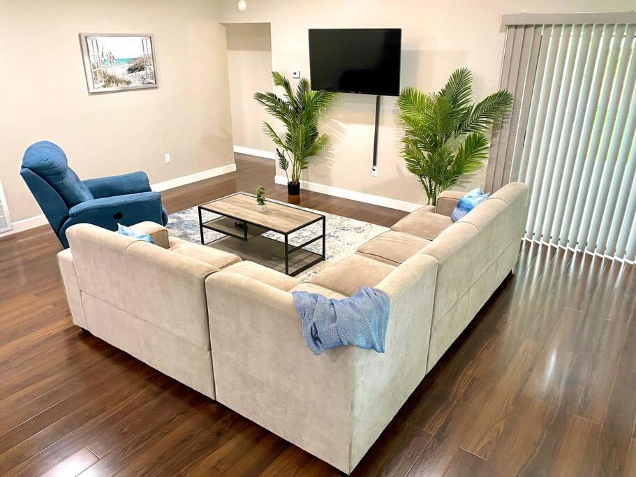 Vacation Home Best Deal Tampa House w Five Queen Beds and Fast