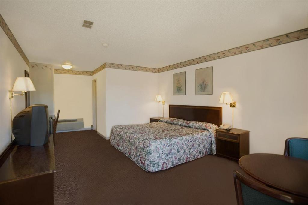 Habitación de hotel con cama y mesa en Americas Best Value Inn Greenbush Albany, en East Greenbush