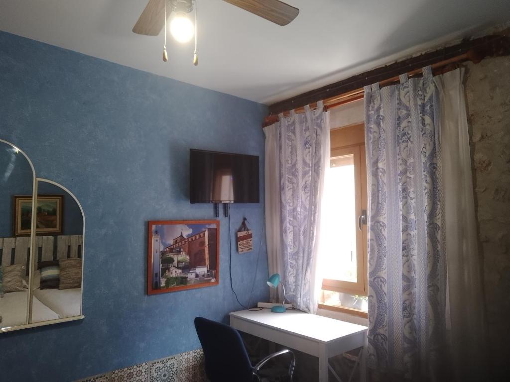 TV a/nebo společenská místnost v ubytování Habitación en Ocaña
