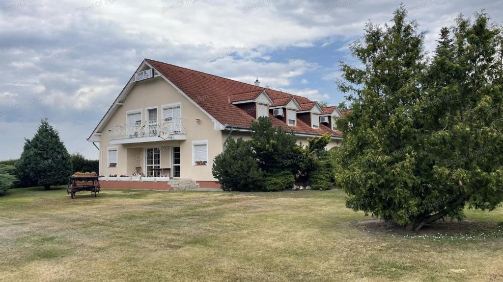 a large white house with a large yard at Motel Hummel in Pér