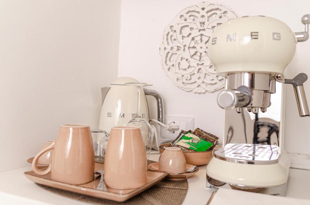 Příslušenství pro přípravu čaje a kávy v ubytování Apulia Charming Suites - Casa Rossa Suite Perla e Suite Corallo