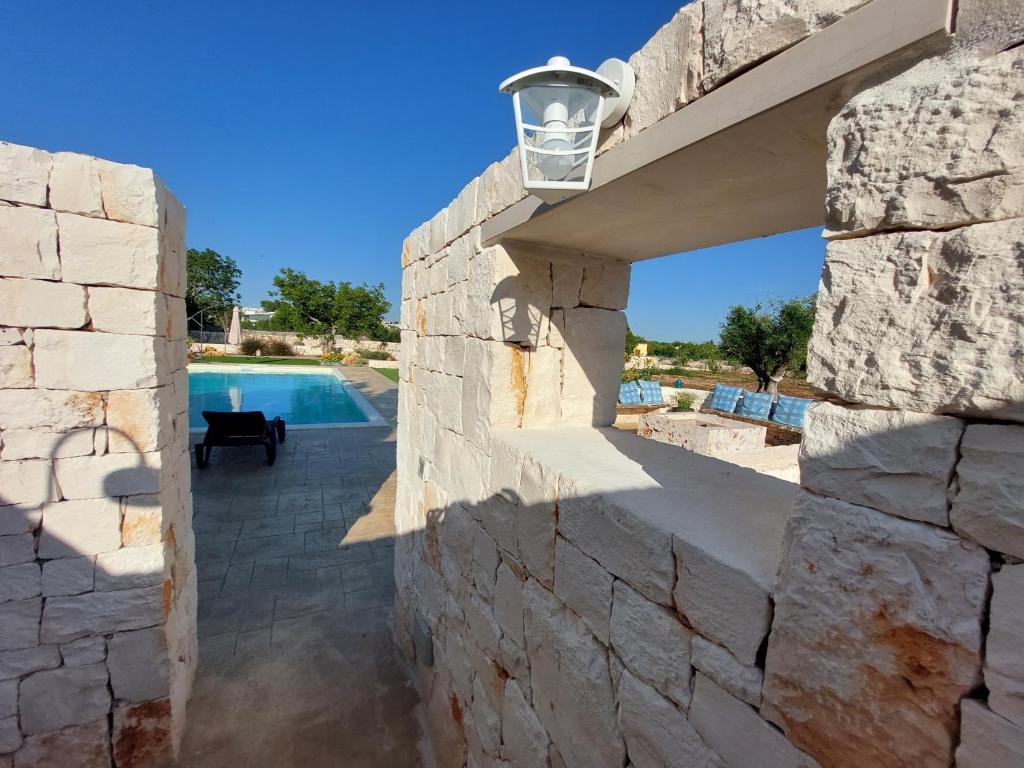 The swimming pool at or close to Dimora Carucci