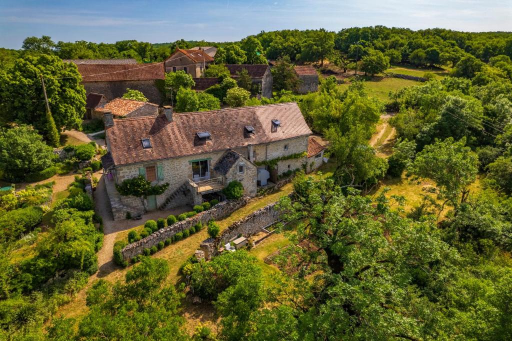 una vista aérea de una casa antigua en un campo en La Hulotte en Limogne-en-Quercy