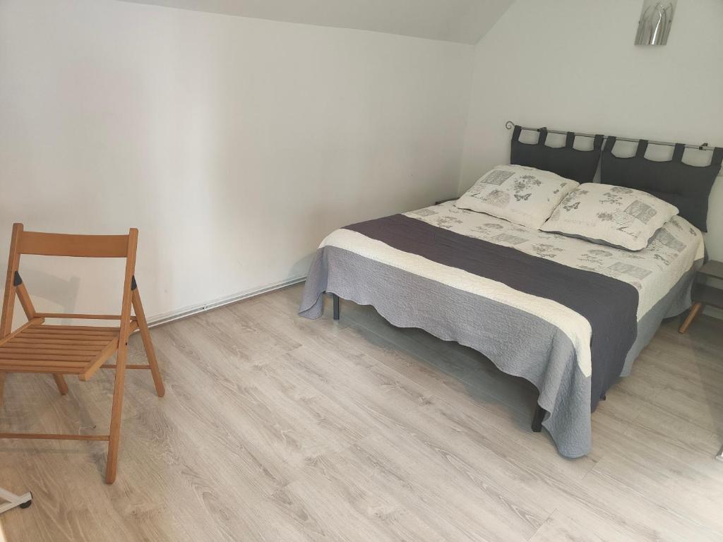 Postel nebo postele na pokoji v ubytování SUITE PRIVEE AVEC VUE SUR LE JARDIN