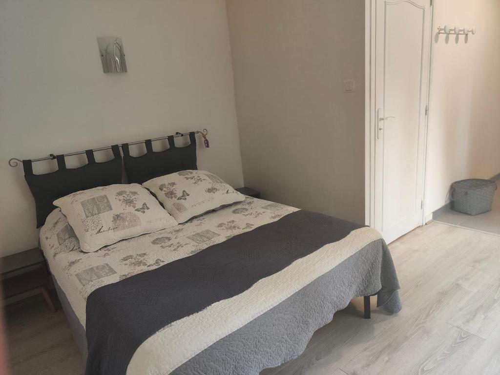 Postel nebo postele na pokoji v ubytování SUITE PRIVEE AVEC VUE SUR LE JARDIN