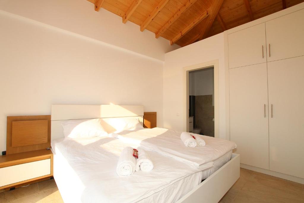 Postel nebo postele na pokoji v ubytování Sunset Sea View Villa 8