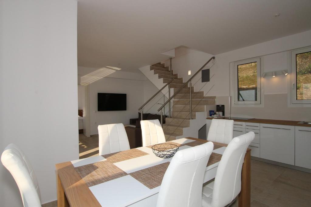 TV a/nebo společenská místnost v ubytování Sunset Sea View Villa 8