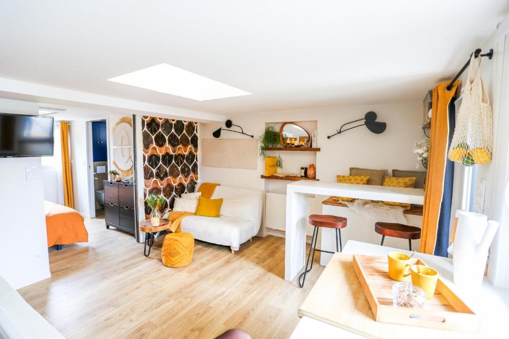 un salon avec un canapé et une table dans l'établissement Évasion, à La Capelle-lès-Boulogne