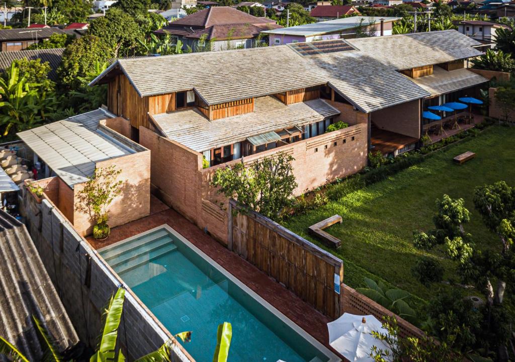 uma vista aérea de uma casa com piscina em Athita The Hidden Court Chiang Saen Boutique Hotel SHA Plus CERTIFIED em Chiang Rai