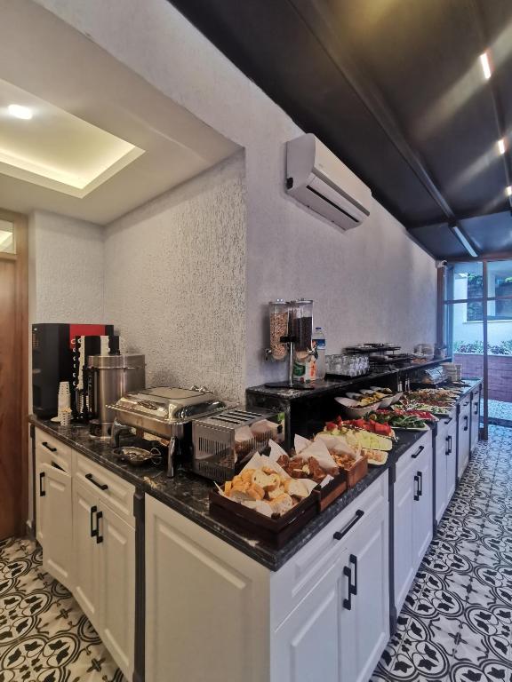 Kuchyň nebo kuchyňský kout v ubytování Luxx Garden Hotel