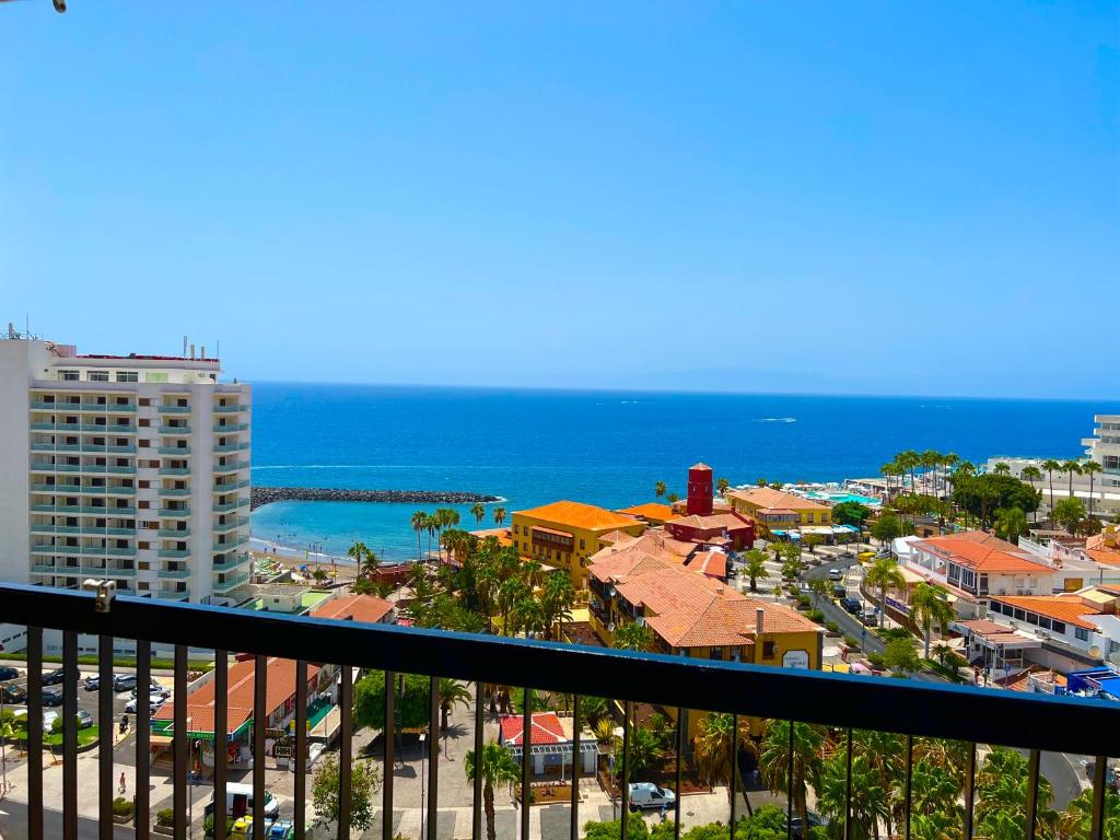 desde un balcón con vistas a la ciudad y al océano en Copacabana ocean view apartament, en Playa Fañabe