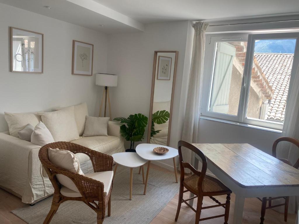 - un salon avec un canapé et une table dans l'établissement Maison St Victor, à Castellane