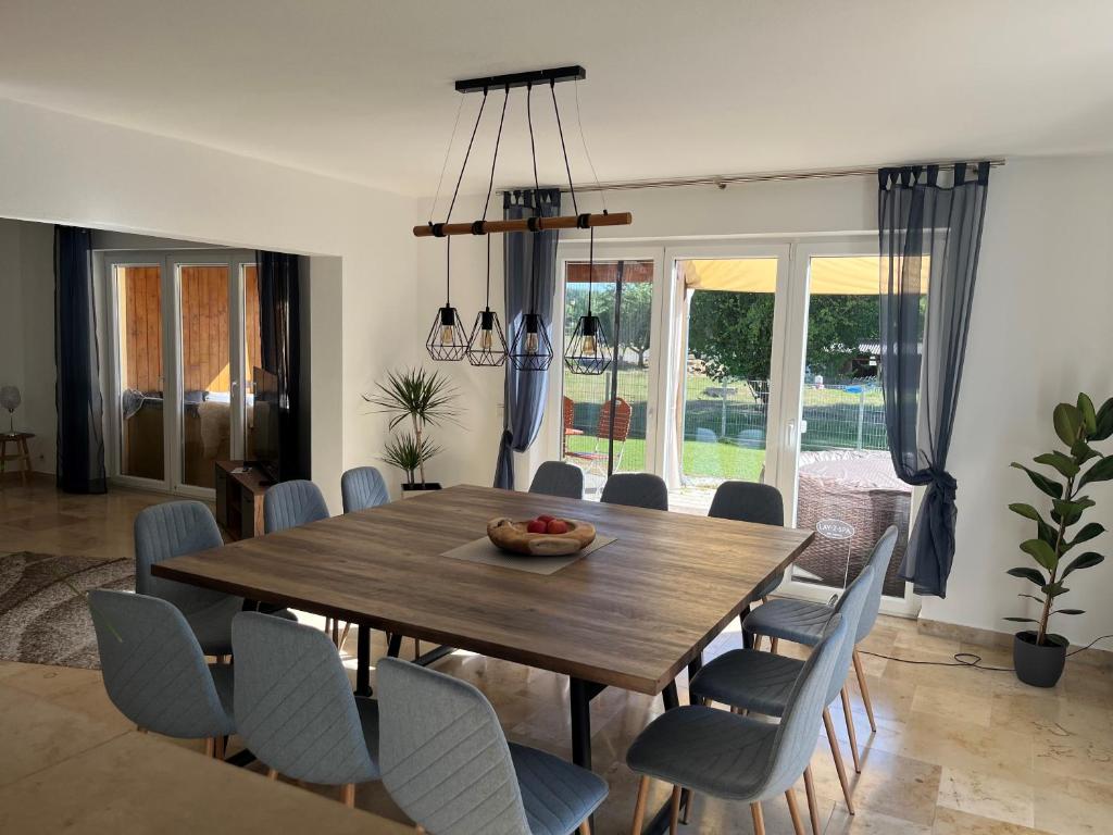 uma sala de jantar com uma mesa de madeira e cadeiras em Weidehaus Pförring em Pförring