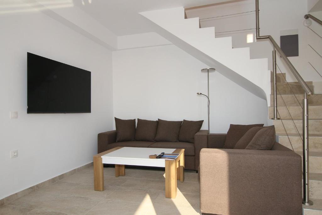 TV a/nebo společenská místnost v ubytování Sunset Sea View Villa 9