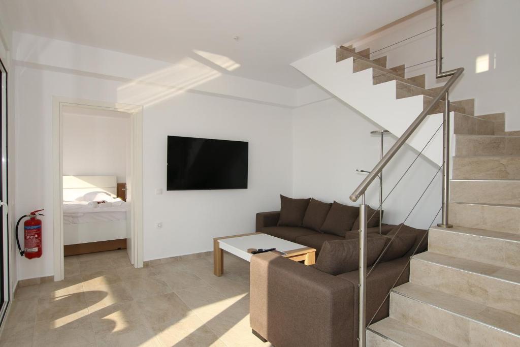 TV a/nebo společenská místnost v ubytování Sunset Sea View Villa 9