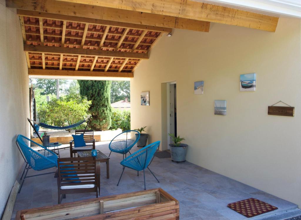 d'une terrasse avec des chaises bleues et une table. dans l'établissement LACADUCEE, 