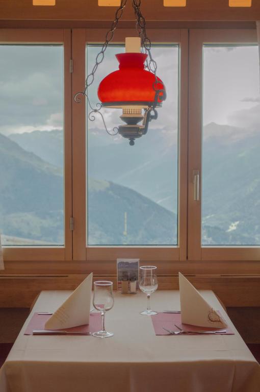 Nespecifikovaný výhled na hory nebo výhled na hory při pohledu z hotelu