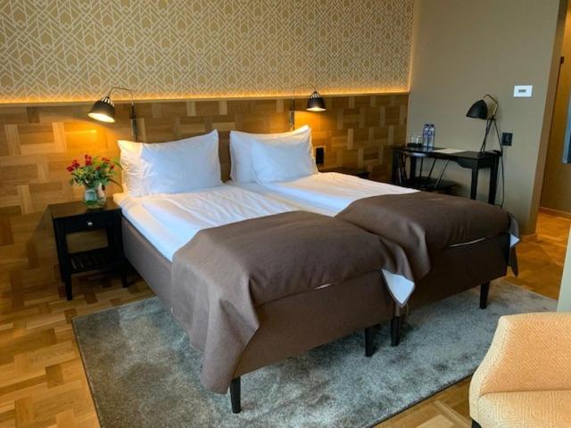 Postel nebo postele na pokoji v ubytování Nybro Stora Hotellet
