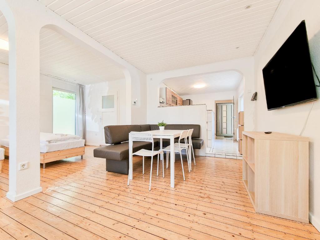salon ze stołem i kanapą w obiekcie RAJ Living - 3 Room Apartments with Garden - 20 Min Messe DUS & Airport DUS w mieście Meerbusch