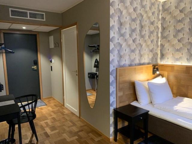 Postel nebo postele na pokoji v ubytování Nybro Stora Hotellet