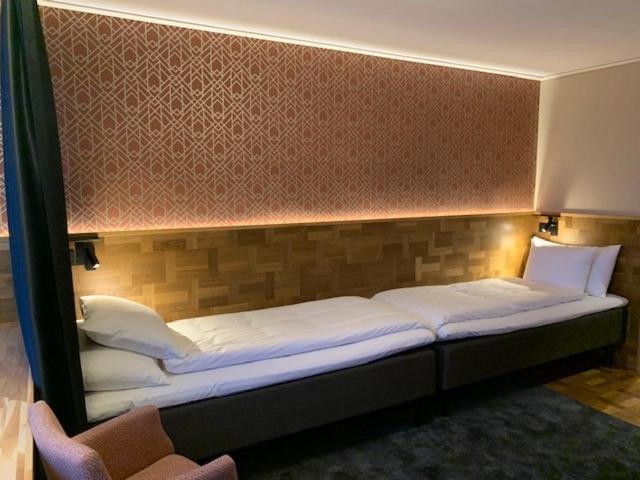 Postel nebo postele na pokoji v ubytování Nybro Stora Hotellet