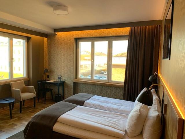 Postel nebo postele na pokoji v ubytování Nybro Stora Hotellet