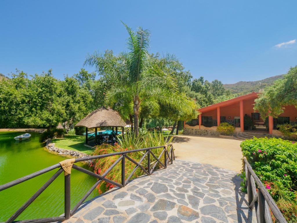 most nad stawem przed budynkiem w obiekcie Cubo's Finca La Fuente del Pedregal Casa 2 w mieście Coín