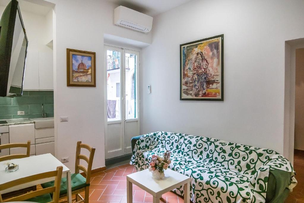 Room in an apartment close to the train station