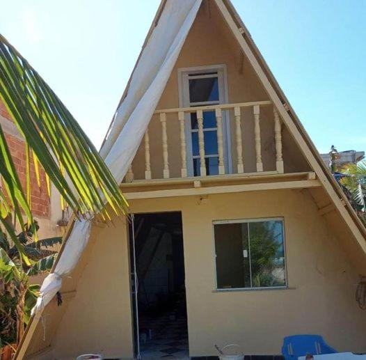 Casa pequeña con balcón y puerta en Chale da pesca, en Arraial do Cabo