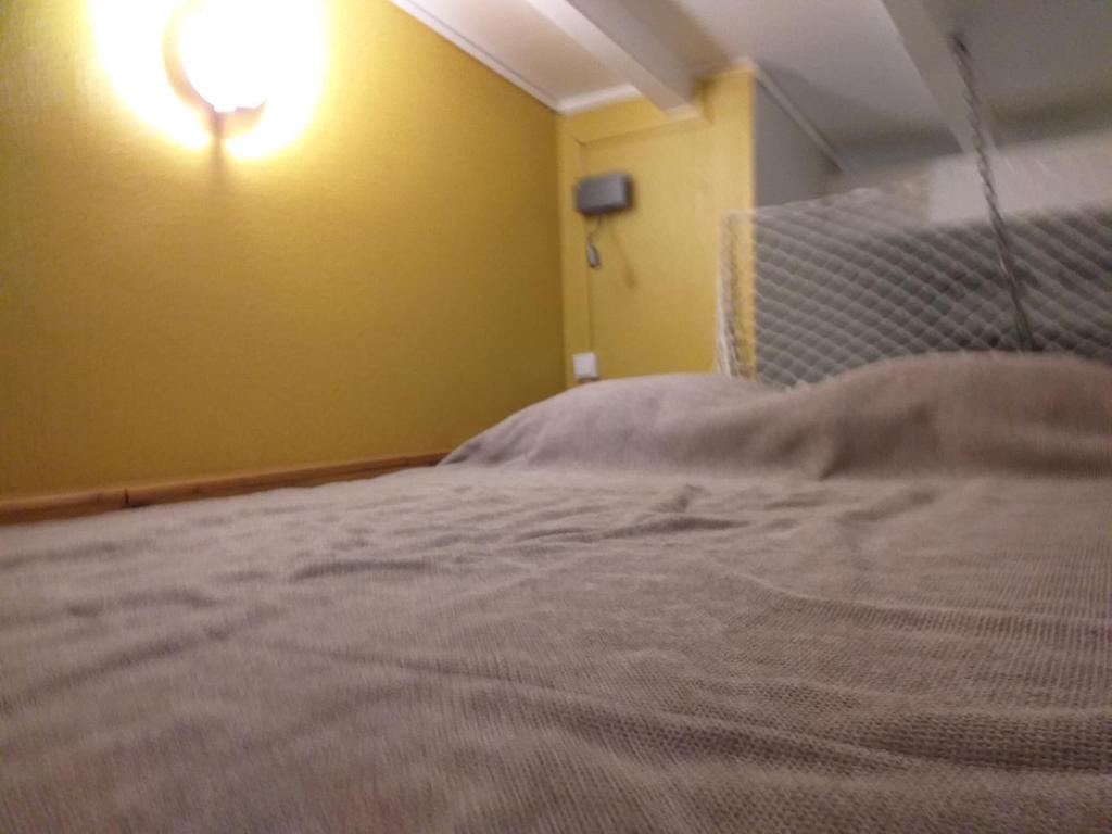 ein Schlafzimmer mit einem Bett mit einer Lampe an der Wand in der Unterkunft Blue lagon appart in Le Gosier