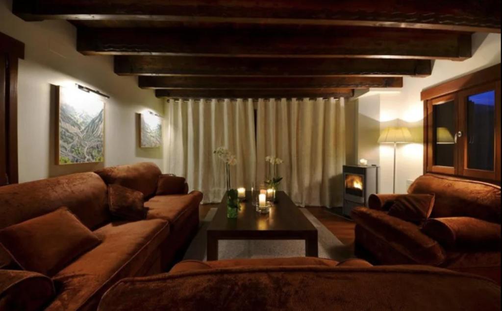 Fotografie z fotogalerie ubytování La Borda de Santa Barbara casa unica con piscina v destinaci Boltaña