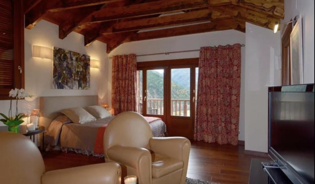 Fotografie z fotogalerie ubytování La Borda de Santa Barbara casa unica con piscina v destinaci Boltaña