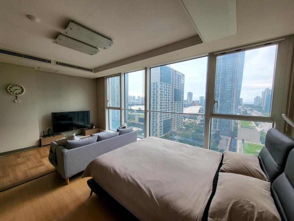 Apartment Relax Modern Songdo Studio w/ stunning city view, Incheon