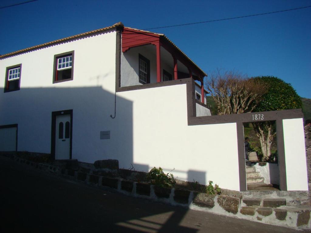 um edifício branco com um telhado vermelho em Casa das Pedras Altas em Lajes do Pico