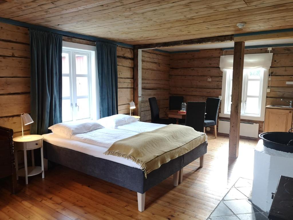 ein Schlafzimmer mit einem Bett in einem Zimmer mit Holzwänden in der Unterkunft Tranøya in Tranøya