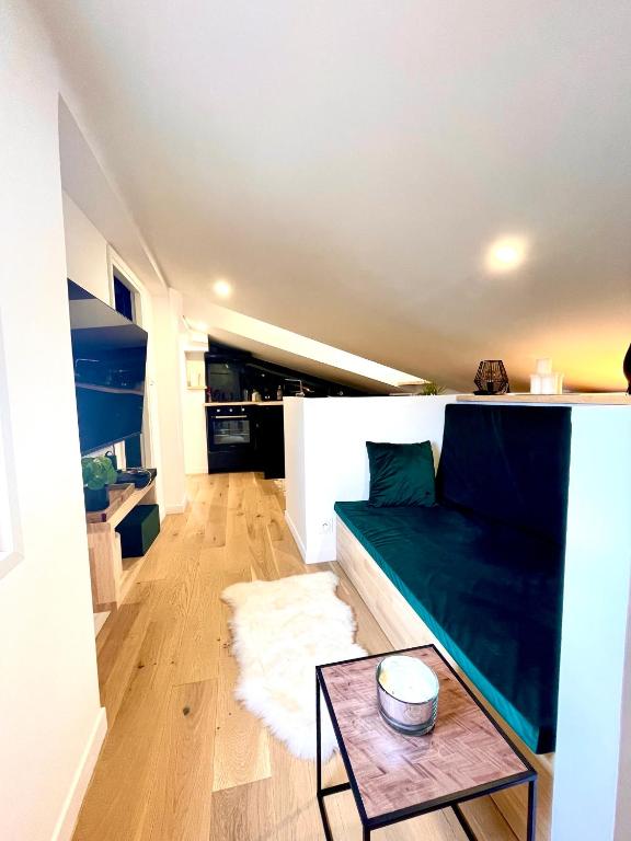 un salon avec un canapé et une table dans l'établissement Studio Climatisé sous les Toits à 100m de la place du Capitole, à Toulouse