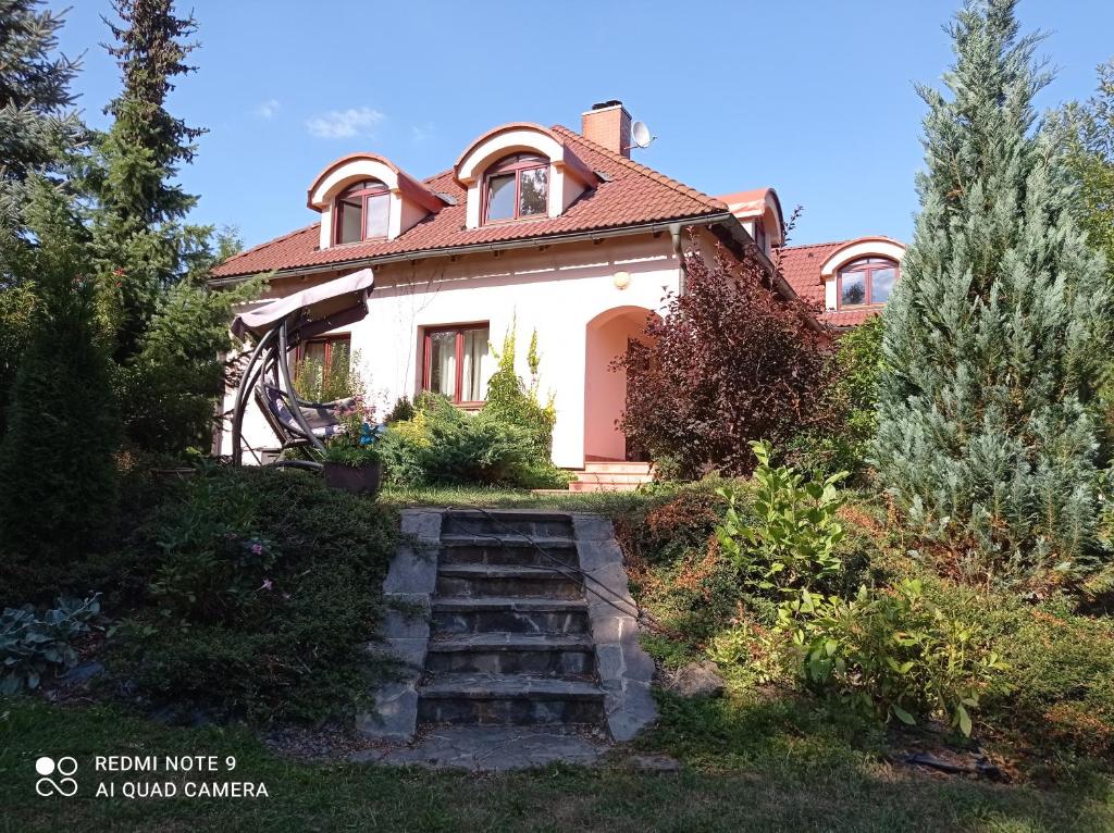 ein Haus mit einer Treppe davor in der Unterkunft Apartmány U Orlického jezera - Kamenice in Klučenice