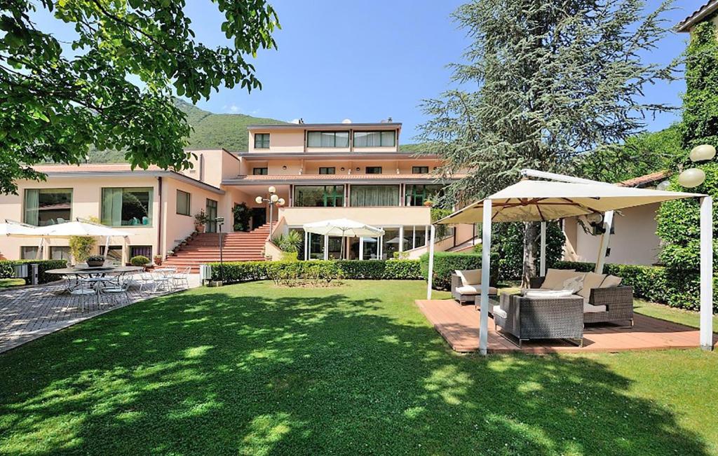 Amazing apartment in Foligno with Outdoor swimming pool, WiFi and 2 Bedrooms