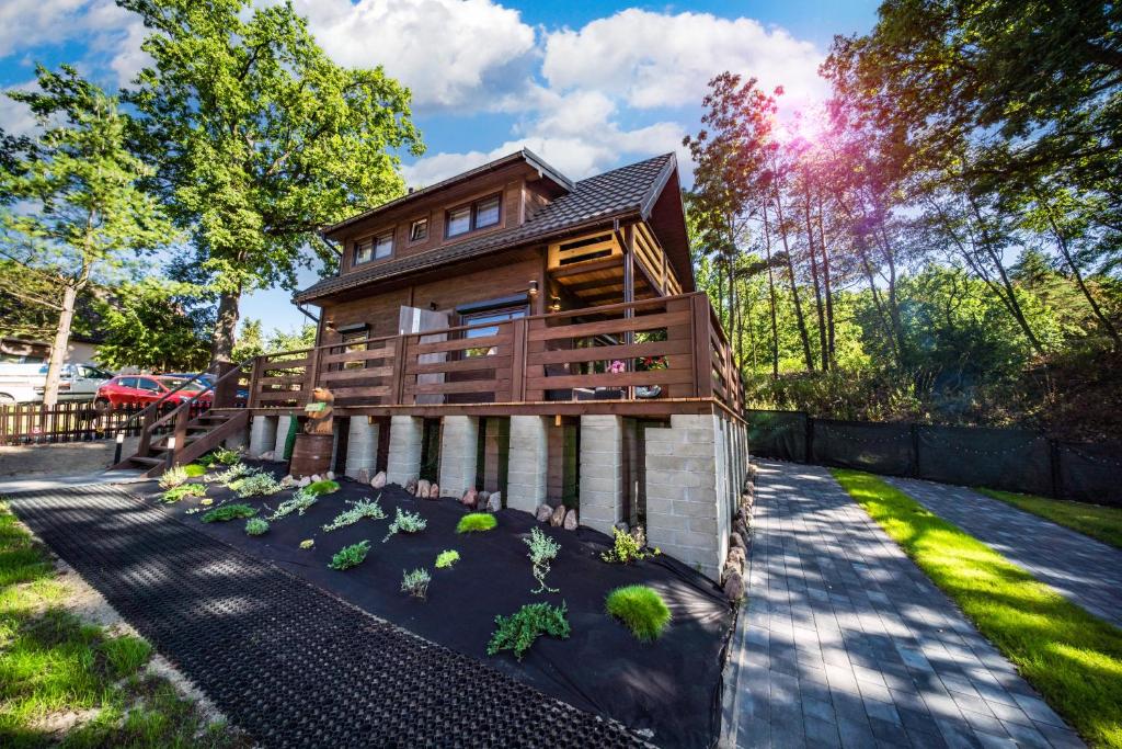 una casa con plantas en el patio delantero en Domki Miśków, en Międzyzdroje