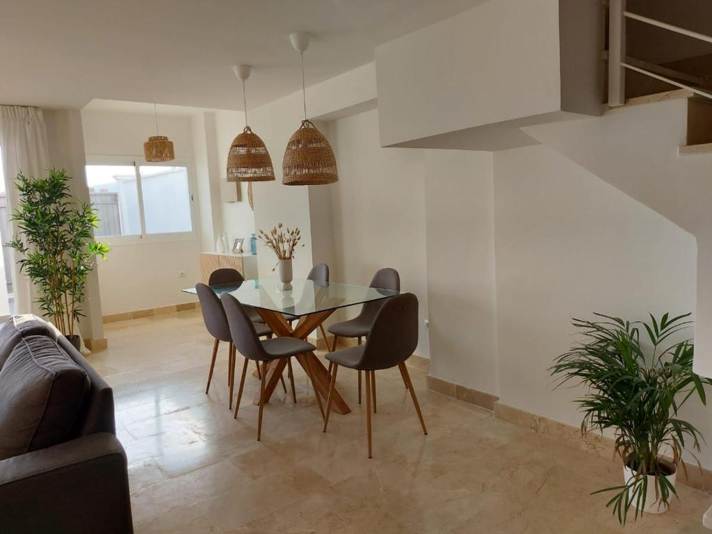 Posezení v ubytování Vivienda adosada agradable y cómoda cerca del mar