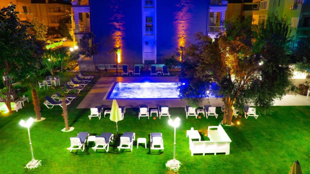 - Evento al aire libre con sillas y piscina por la noche en Platanus Hotel Altınoluk, en Altinoluk