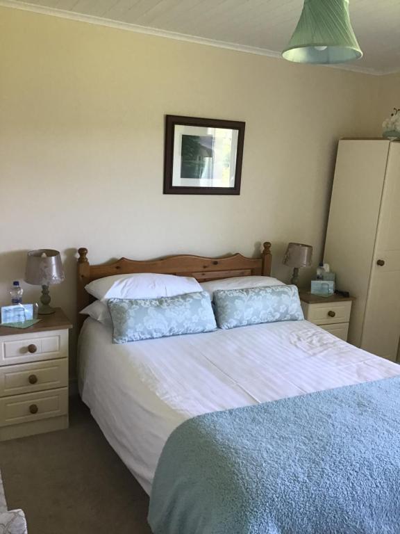 Postel nebo postele na pokoji v ubytování Aran Lodge
