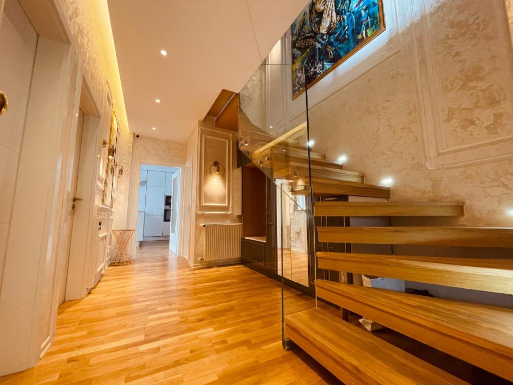 2 Floor Luxury Penthouse · 250m2• RRUGA B View - Hizvo