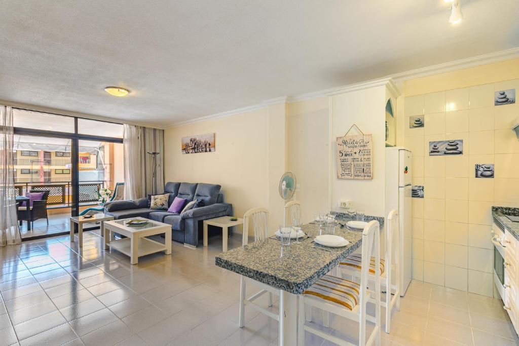 salon ze stołem i kanapą w obiekcie AirCon Lovely 2 bedroom apartment close to Ocean w mieście Puerto de Santiago