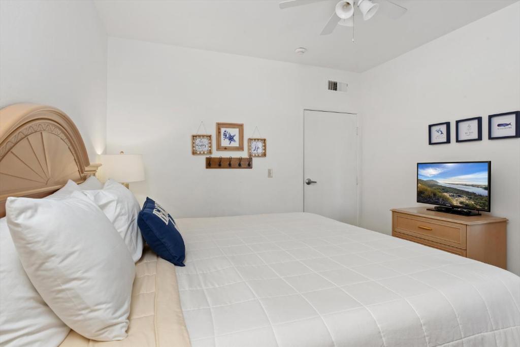 Postel nebo postele na pokoji v ubytování Beach House Inn & Suites