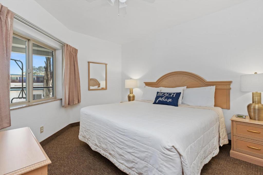 Postel nebo postele na pokoji v ubytování Beach House Inn & Suites