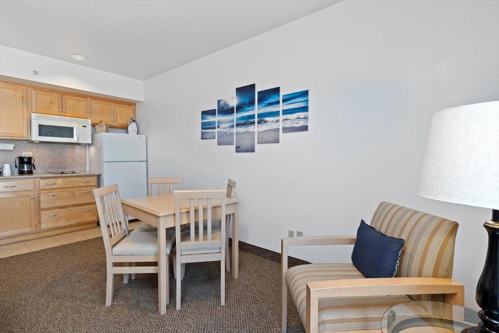 Kuchyň nebo kuchyňský kout v ubytování Beach House Inn & Suites