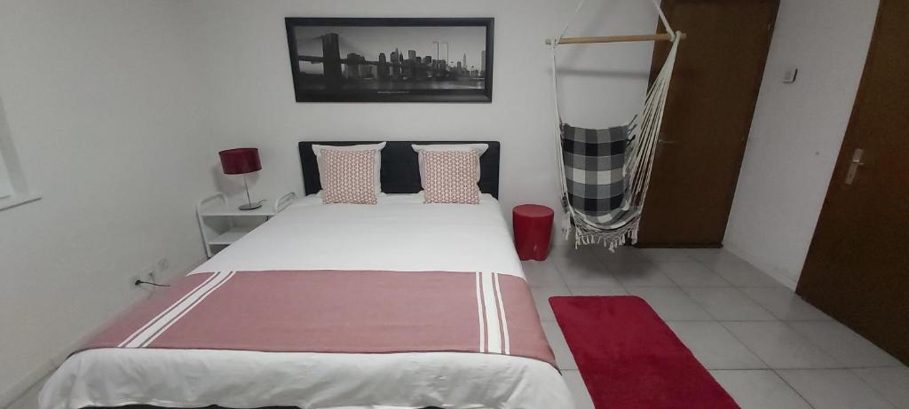Schlafzimmer mit einem Bett und einem roten Teppich in der Unterkunft Studio indépendant à Grône in Grône