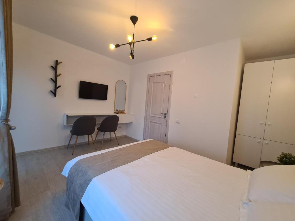 Postel nebo postele na pokoji v ubytování URBANIST Guest House